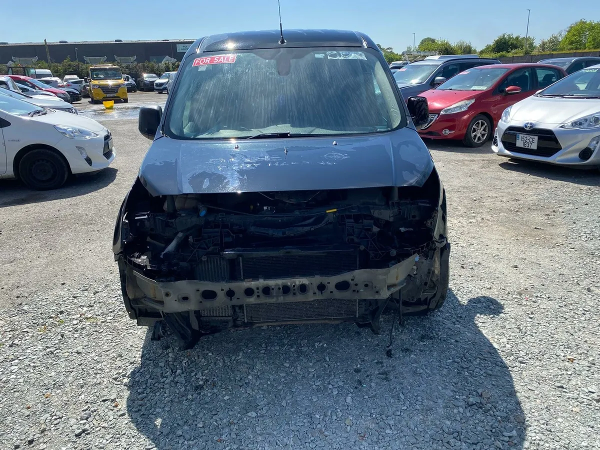 Ford Transit connect  2018 front damage - Image 4