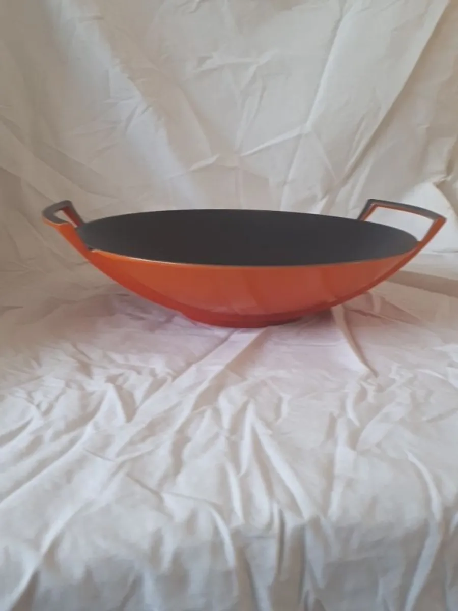 le creuset 4.5l cast iron wok - Image 4