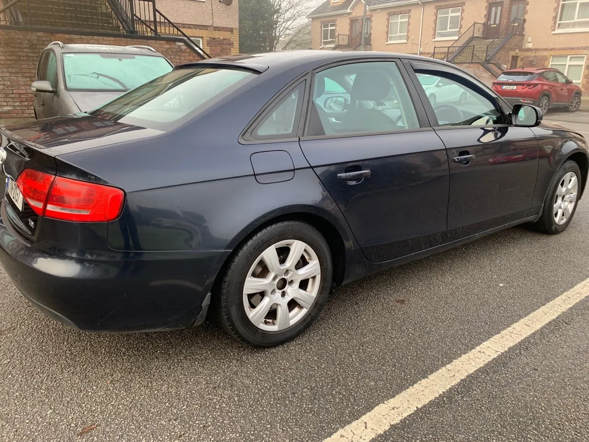 2011 A4 Audi - Image 2