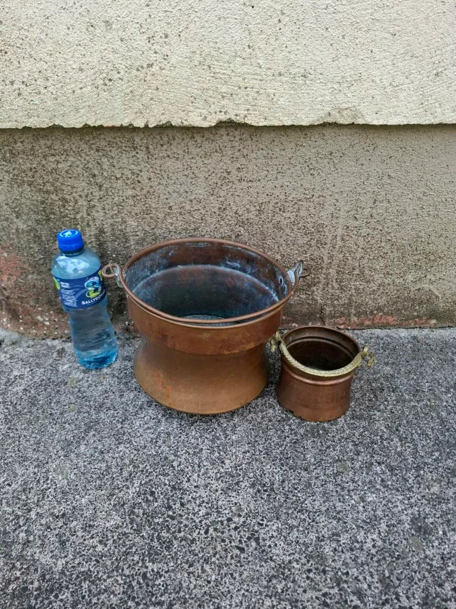 2 copper pots postage possible - Image 1