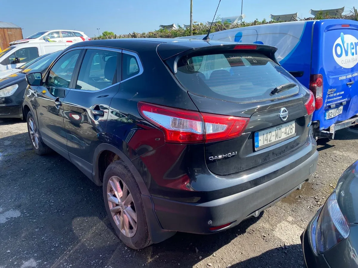 Nissan Qashqai 2014 side damage Driving - Image 3