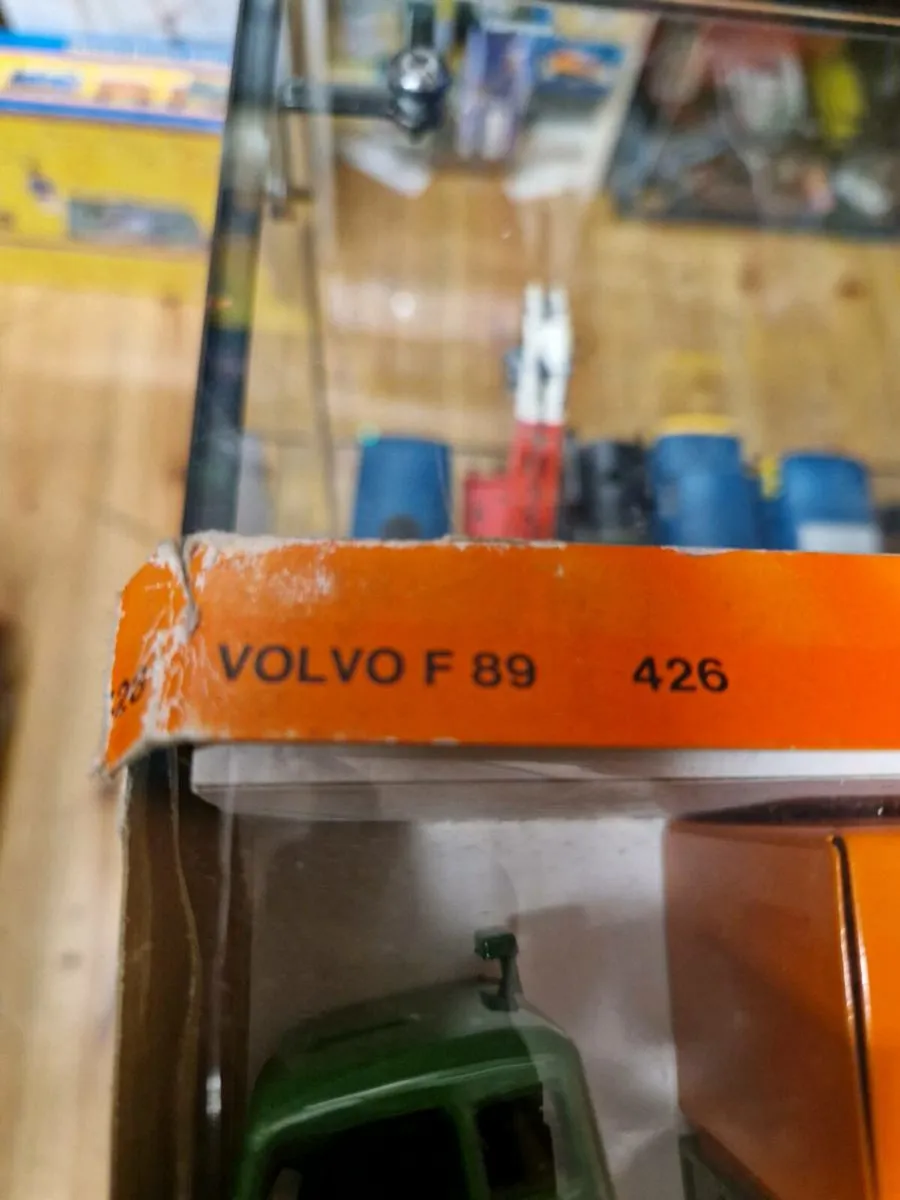 Corgi Tekno Volvo Tractor Unit and Trailer 1.50 - Image 3