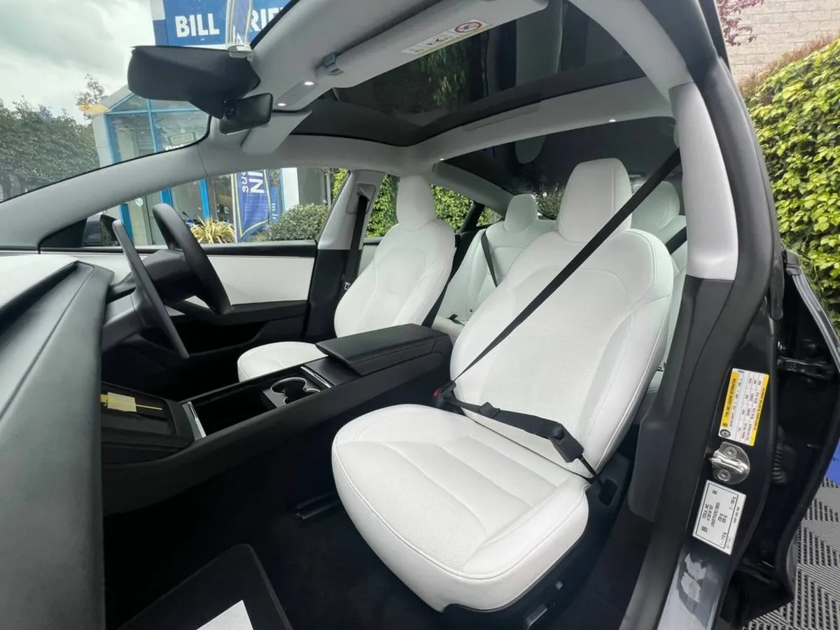 Tesla Model 3 PANORAMIC SUNROOF // VERY LOW MILEAG - Image 2