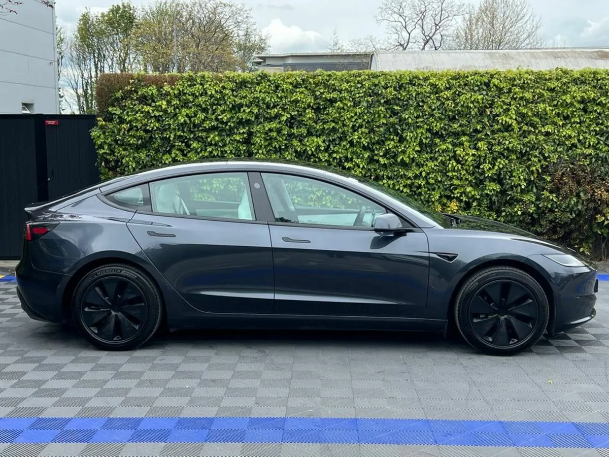 Tesla Model 3 PANORAMIC SUNROOF // VERY LOW MILEAG - Image 3