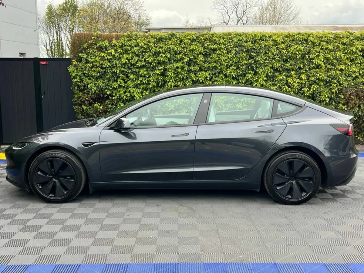 Tesla Model 3 PANORAMIC SUNROOF // VERY LOW MILEAG - Image 4