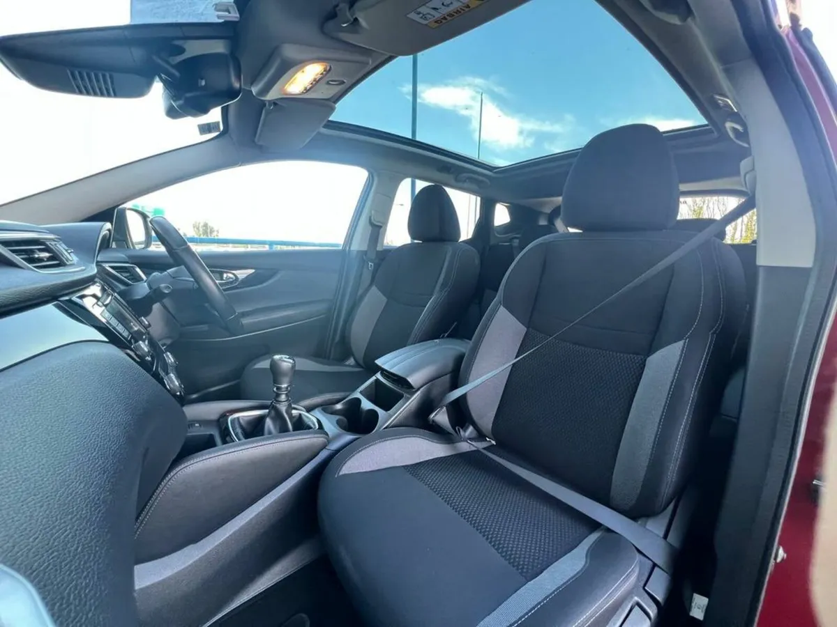 Nissan Qashqai 1.3 SV // PANORAMIC SUNROOF // PARK - Image 2