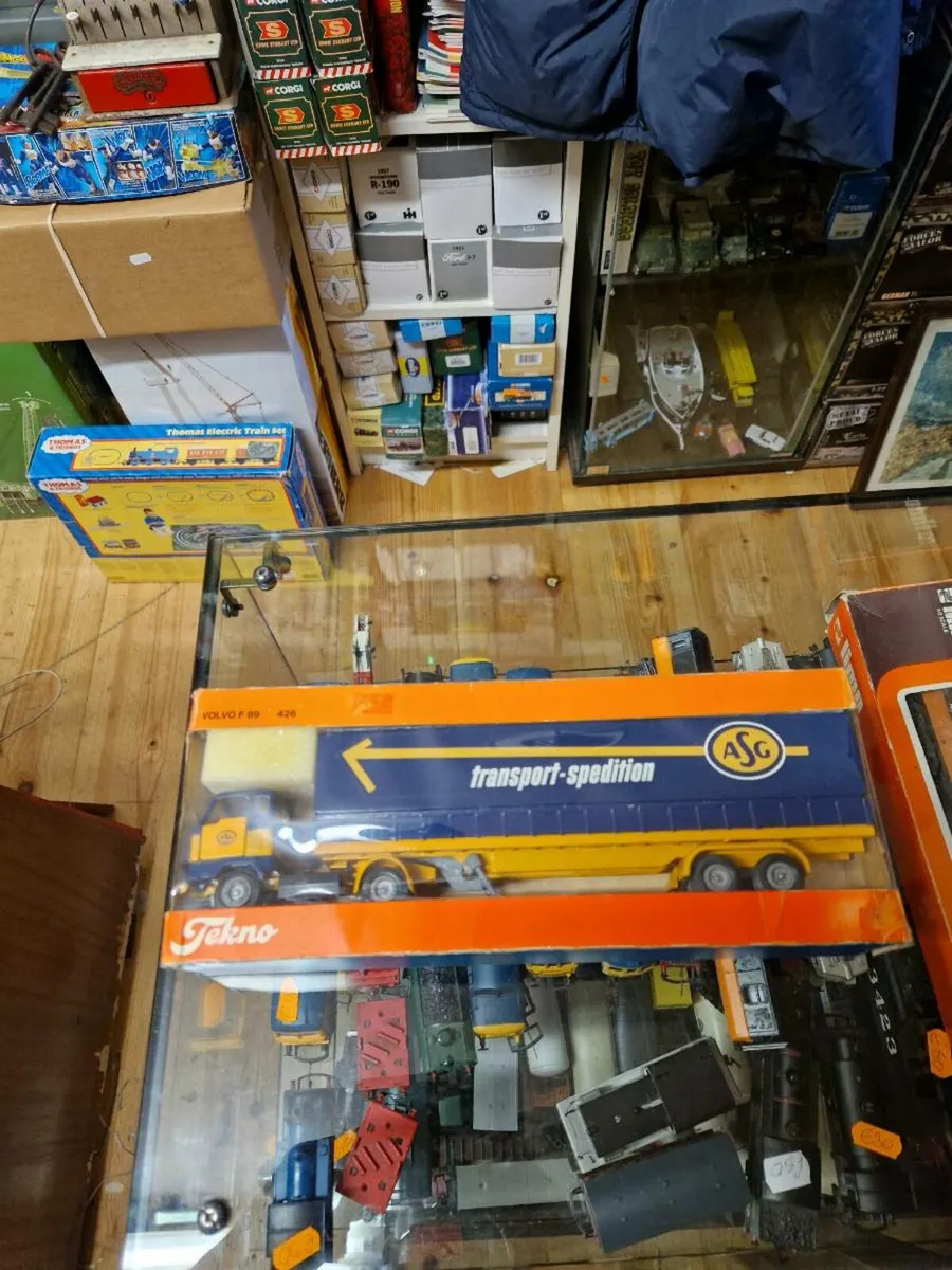 Corgi Tekno Volvo Tractor Unit and Trailer 1.50 - Image 1