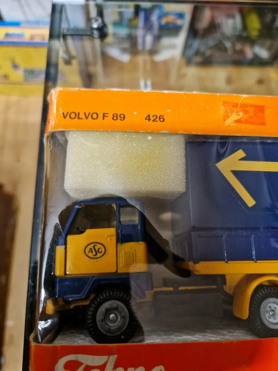 Corgi Tekno Volvo Tractor Unit and Trailer 1.50 - Image 2