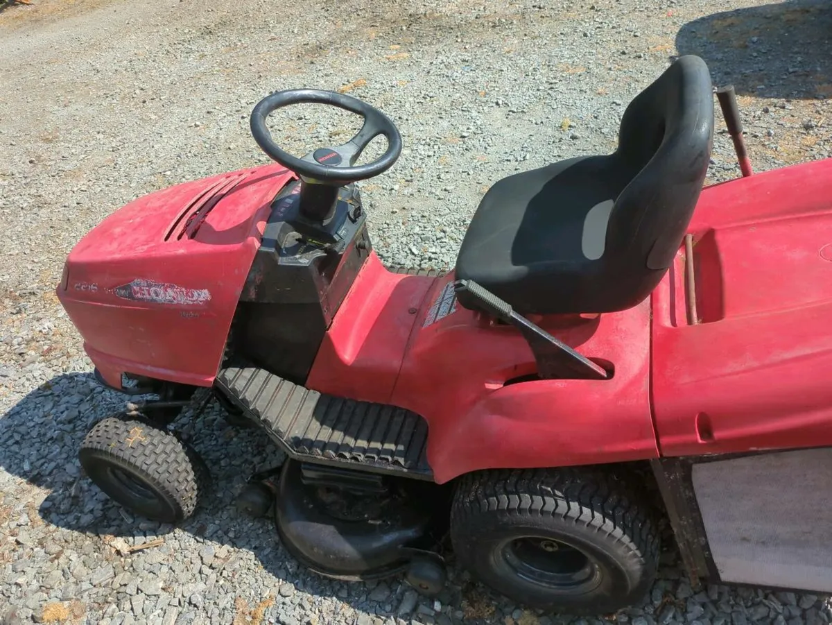 Ride on lawnmower - Image 1