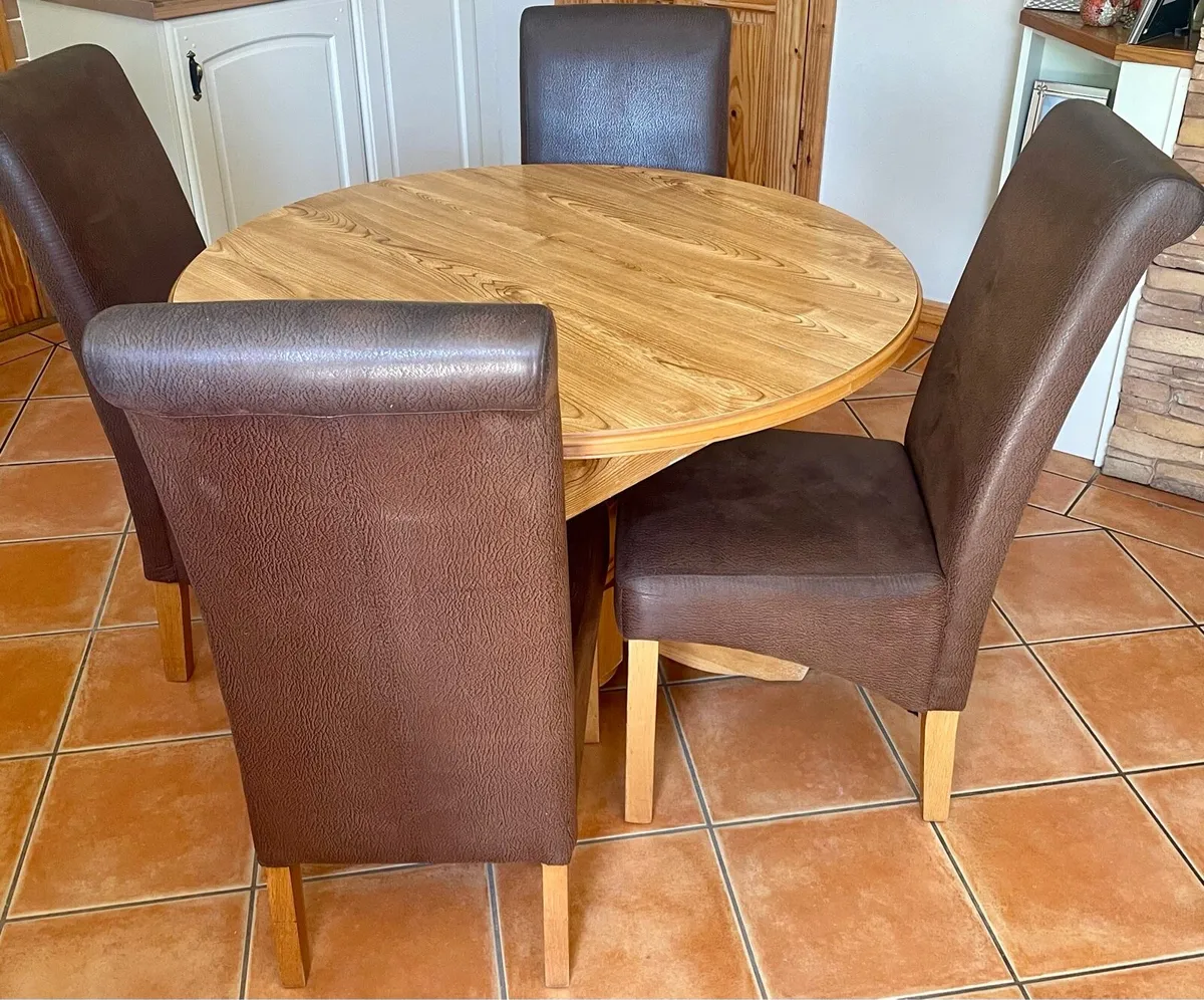 Table and 4 chairs - Image 1
