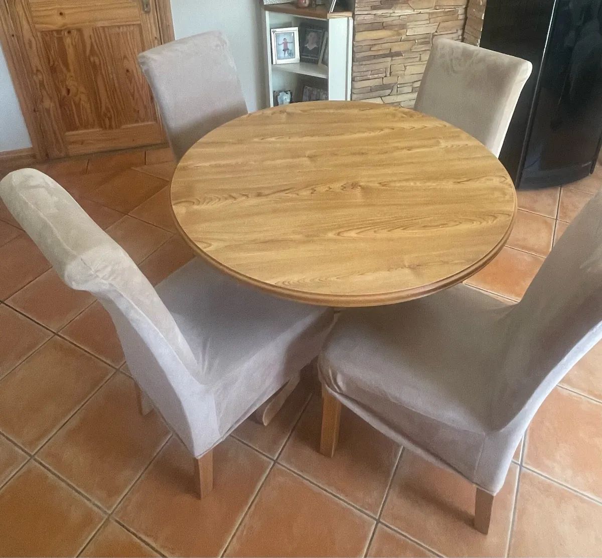 Table and 4 chairs - Image 2