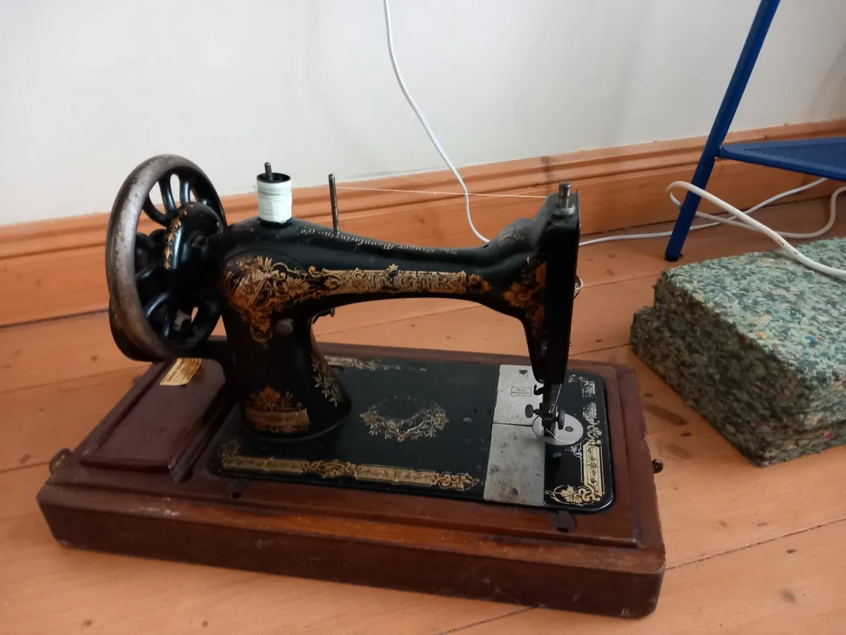 Sewing machine - Image 1