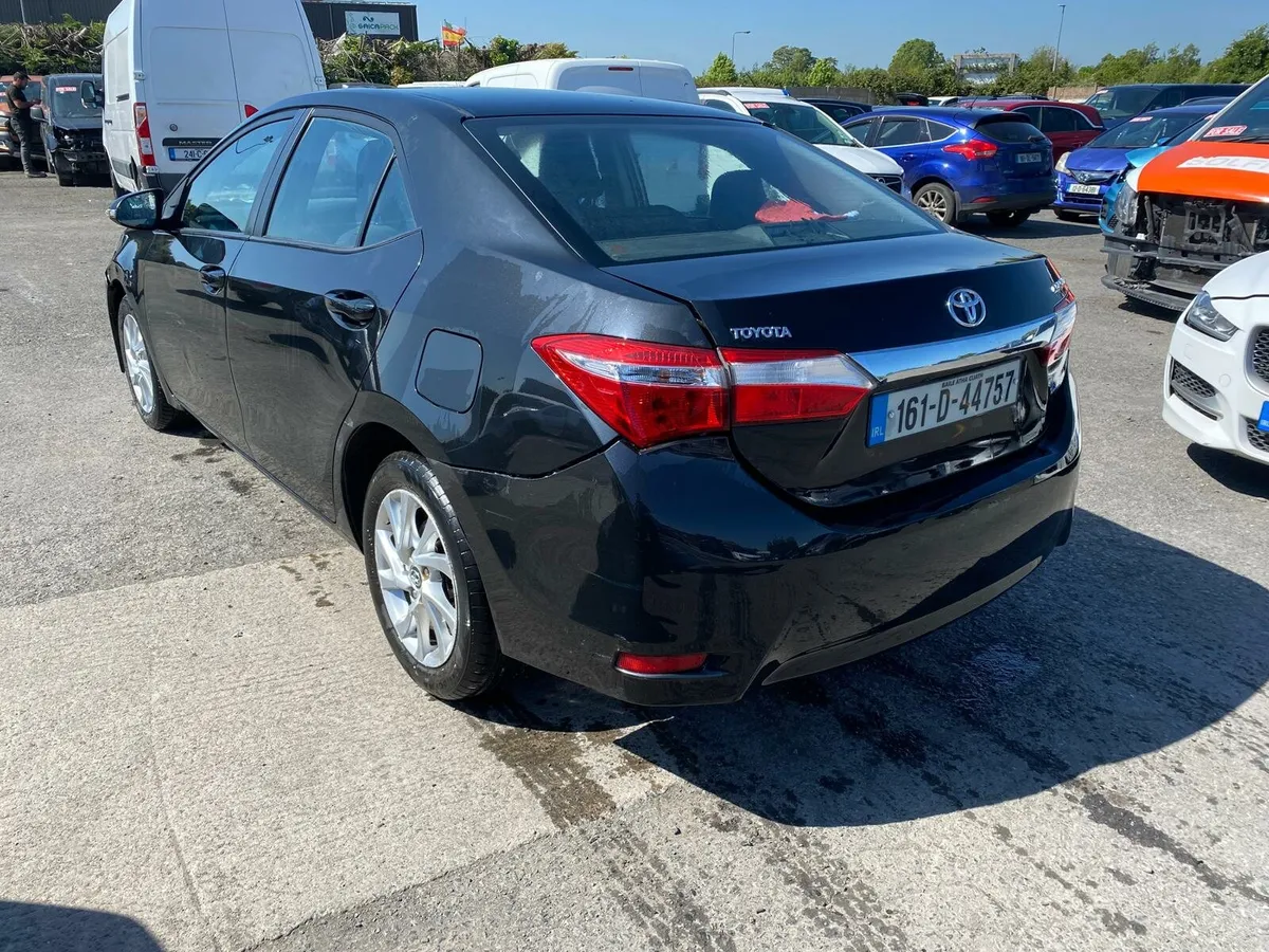 Toyota Corolla 2016 frontal damage - Image 3