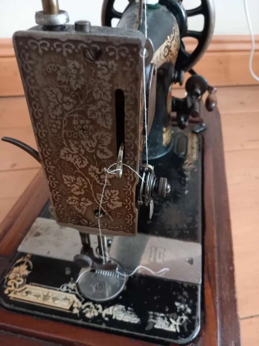 Sewing machine - Image 3