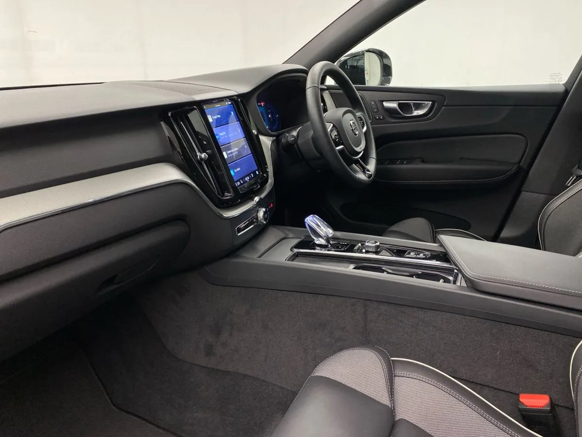 Volvo XC60 T6 AWD Phev Plus Dark - Image 3