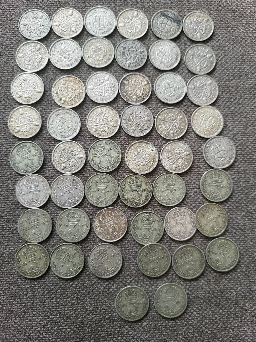 50 British silver three pence coins - Image 4