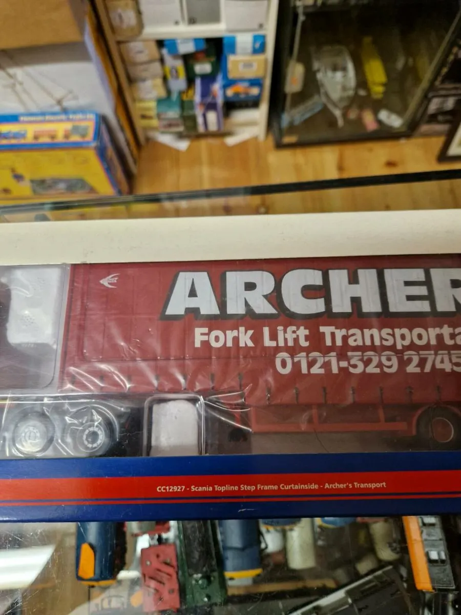 Corgi Scania Tractor Unit with Curtainside Trailer - Image 3