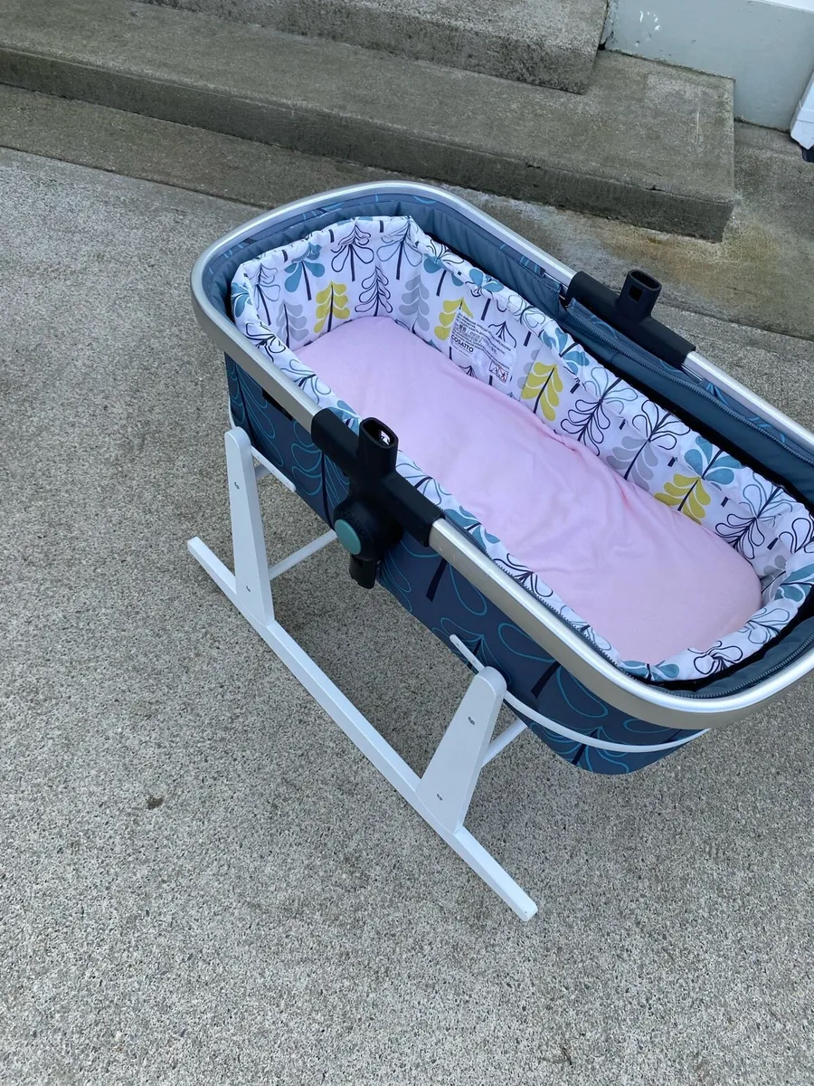 Baby crib and rocking stand - Image 1