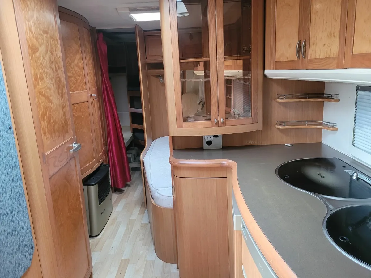 Big Caravan with amazing layout - Image 4
