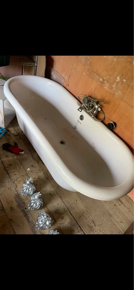 Chatsworth Roll top bath with Cast lions feet - Image 1