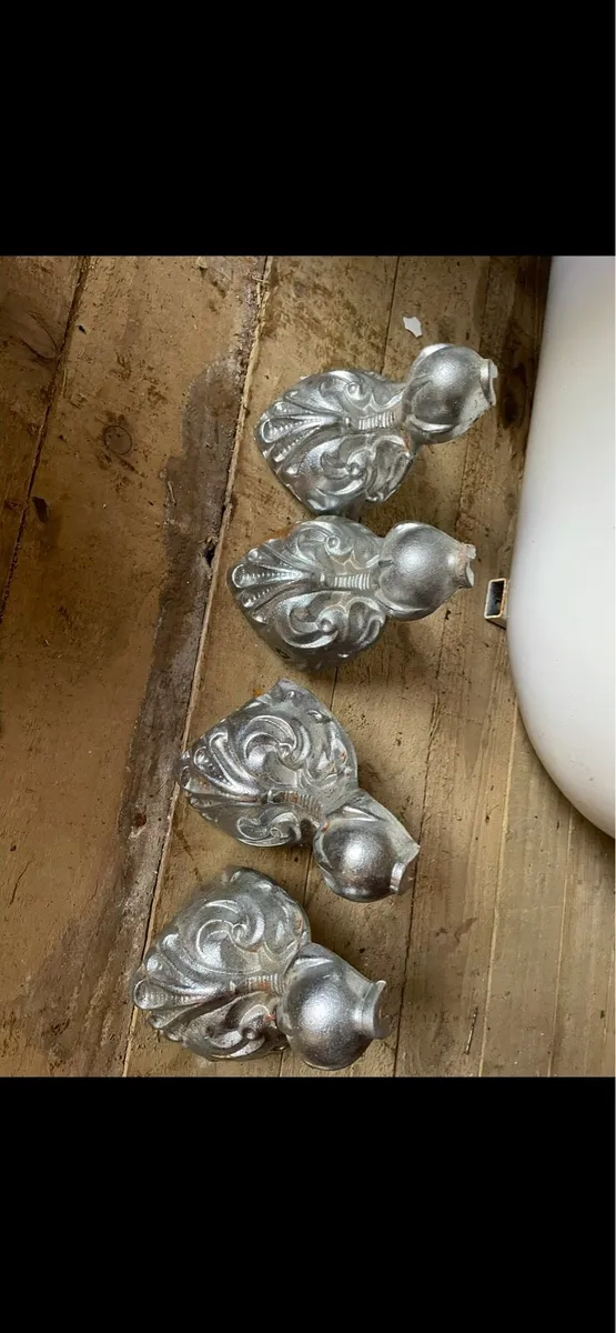Chatsworth Roll top bath with Cast lions feet - Image 3