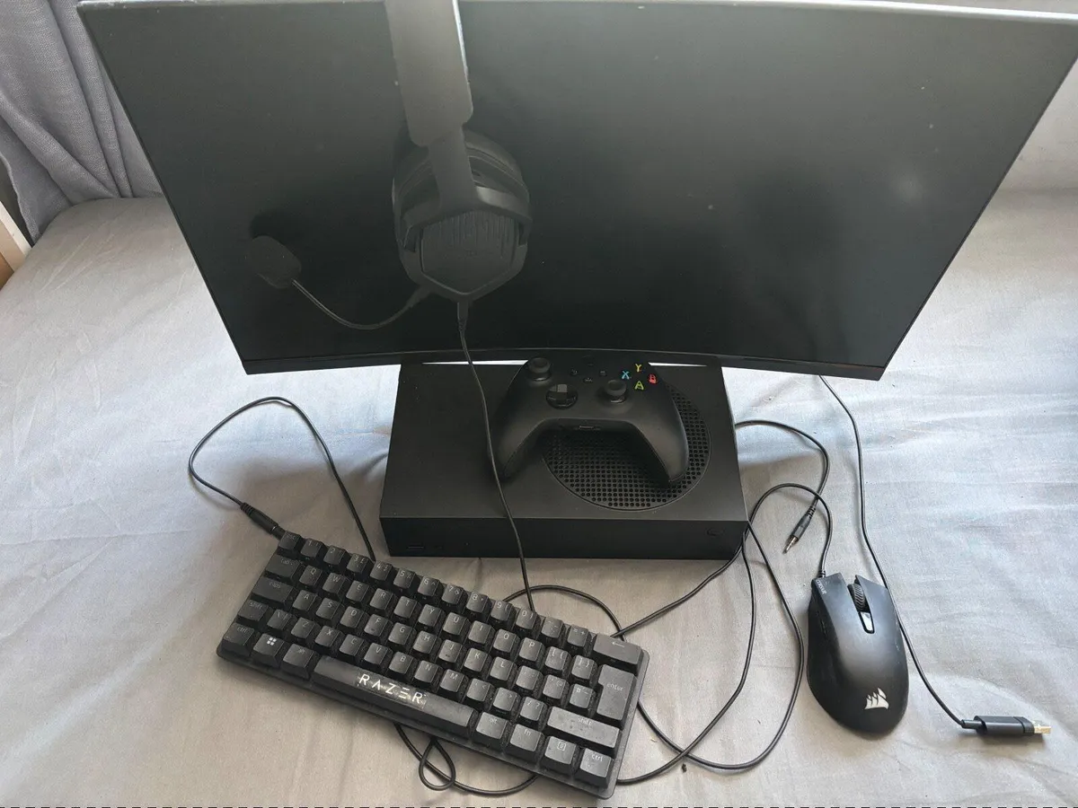 Gaming setup - Image 1