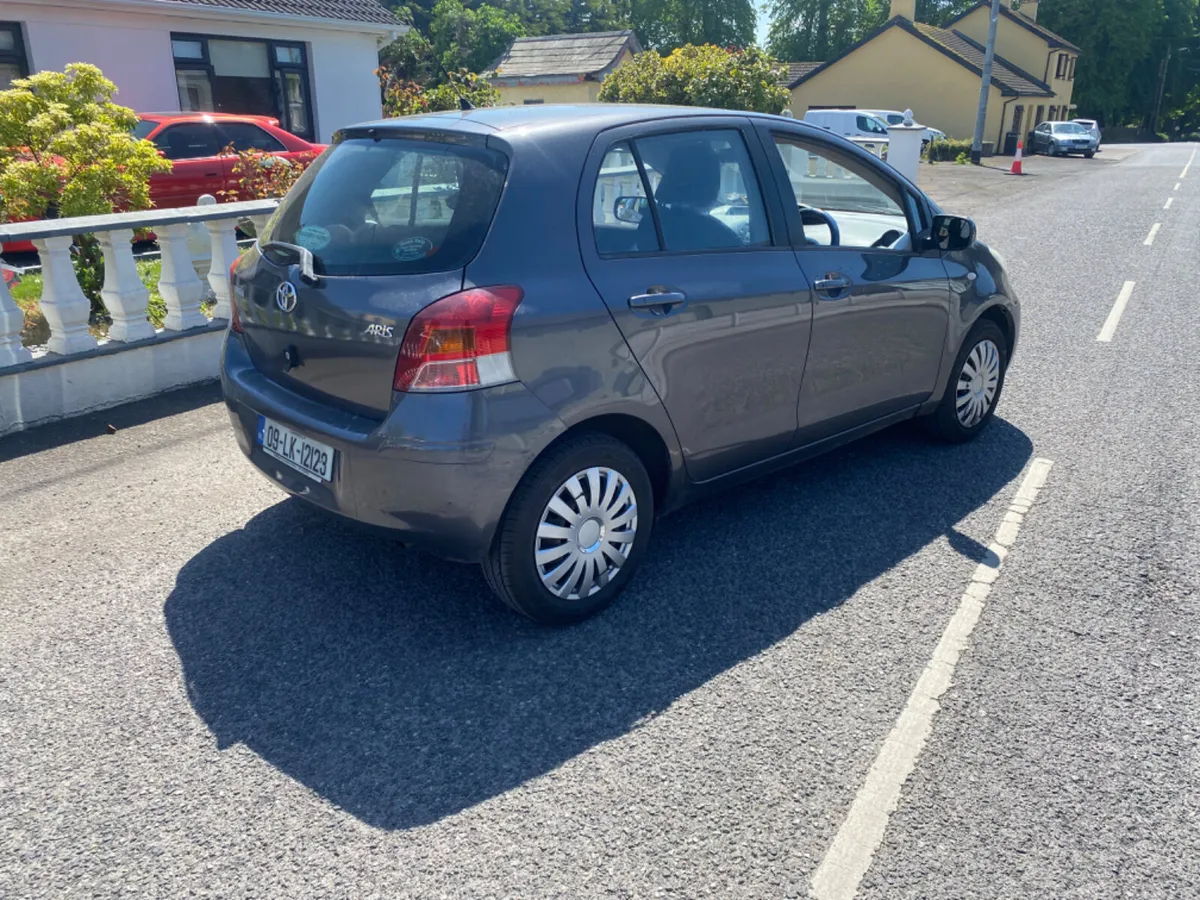 Toyota Yaris 2009 - Image 2