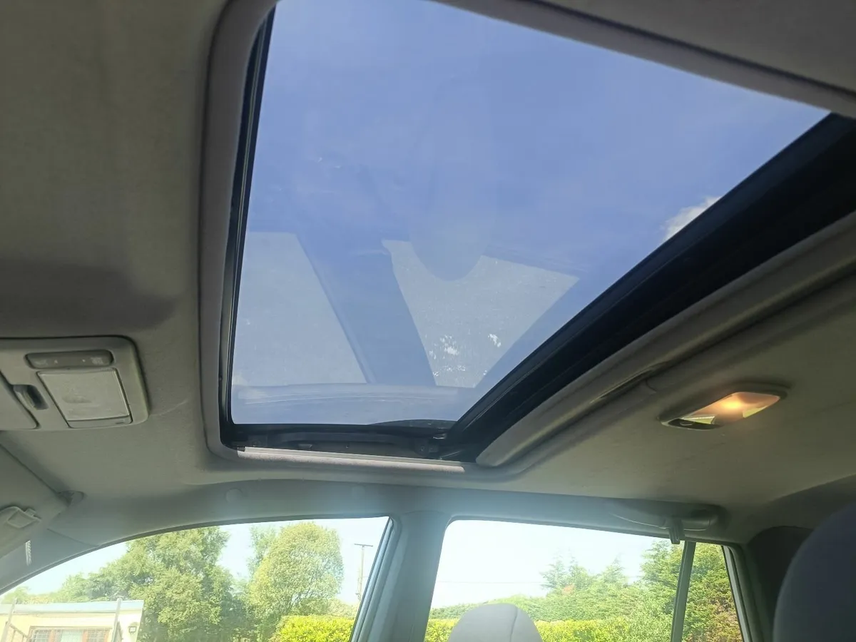 Toyota RAV4 2003 - Image 2