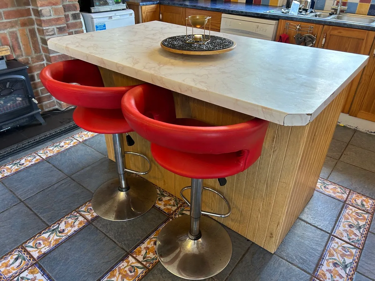 Kitchen island - Image 1