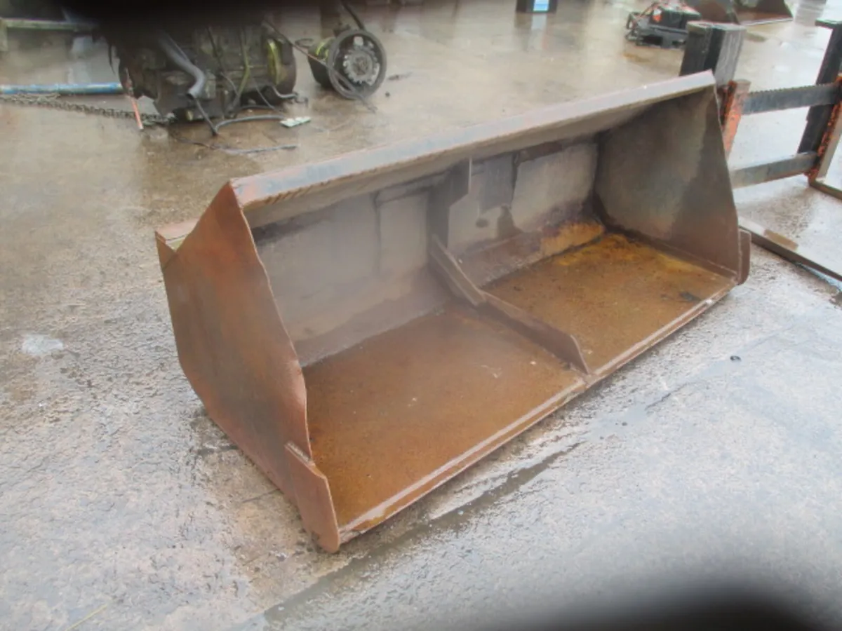 Quicke 6Ft 6' Bucket On Old Style Quicke Brackets - Image 1
