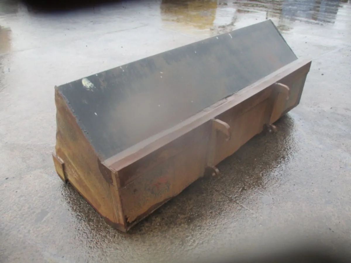 Quicke 6Ft 6' Bucket On Old Style Quicke Brackets - Image 4