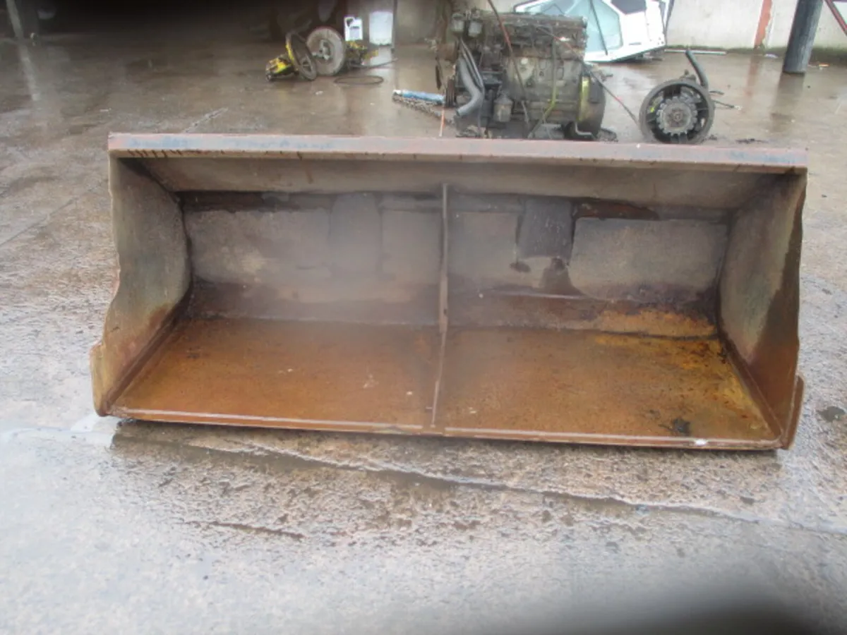 Quicke 6Ft 6' Bucket On Old Style Quicke Brackets - Image 2