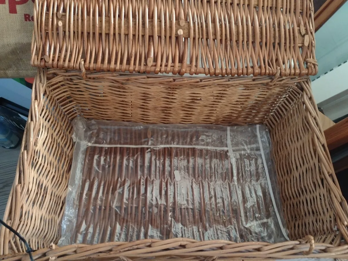 Wicker picnic basket - Image 1