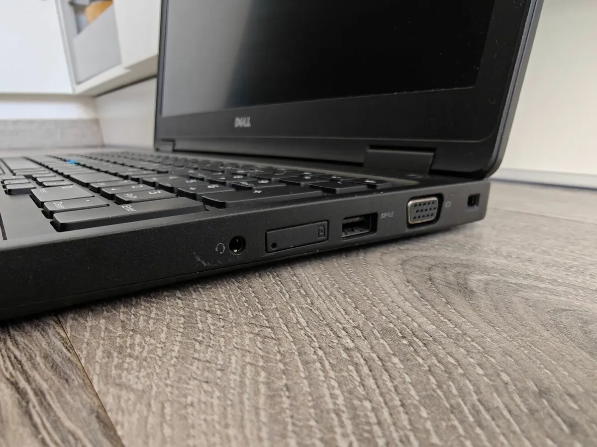 DELL Latitude 5580 | i5 | 16GB | 256GB | 15.6" FHD - Image 3