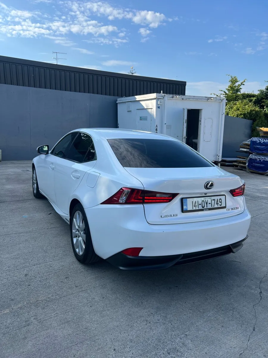 Lexus lS 300H 2014 hybrid - Image 2