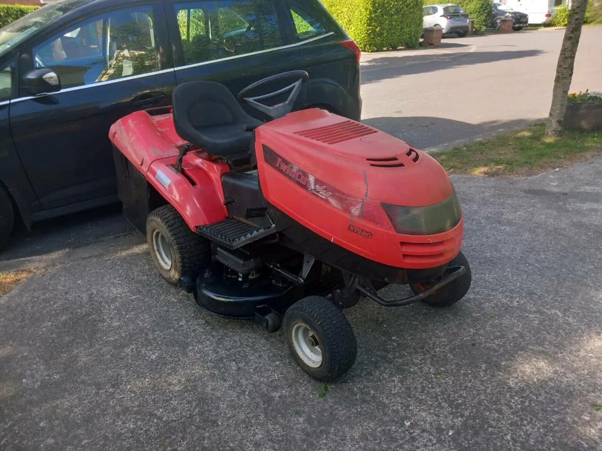 Ride on lawnmower - Image 1
