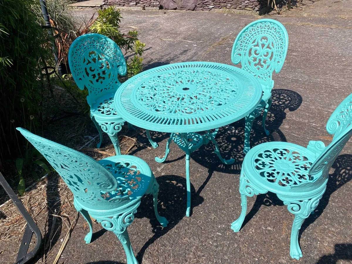 Cast aluminium garden set