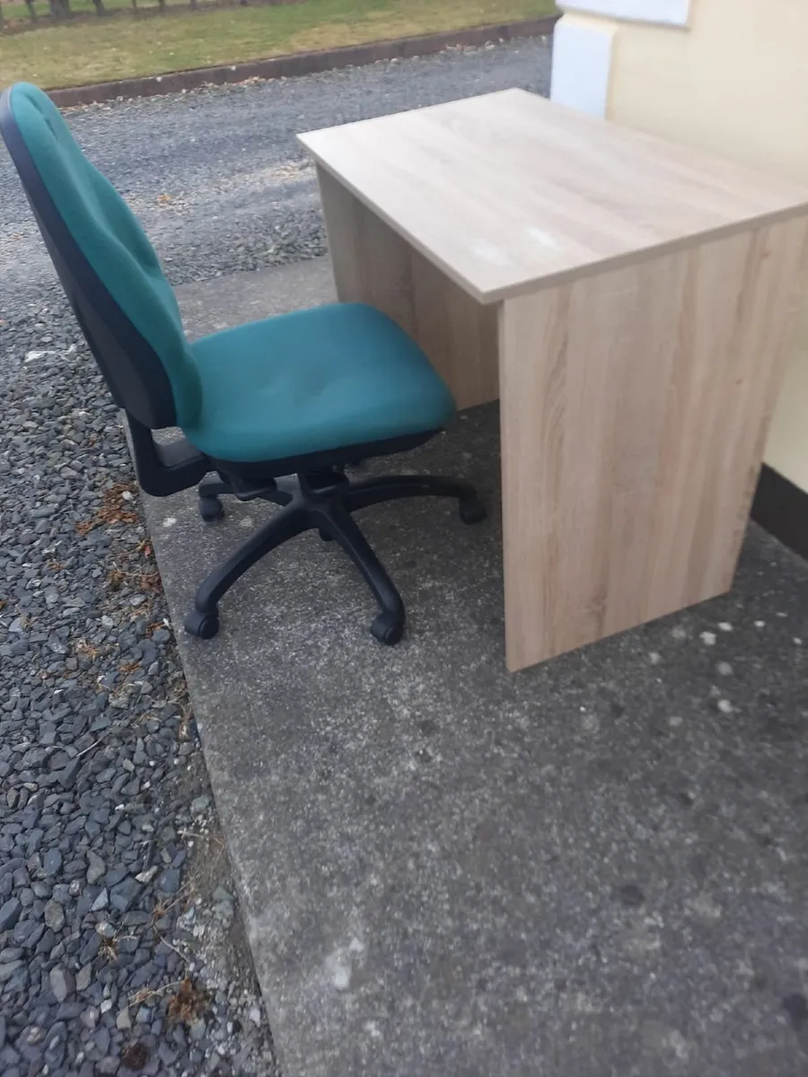 Desk and chair - Image 4
