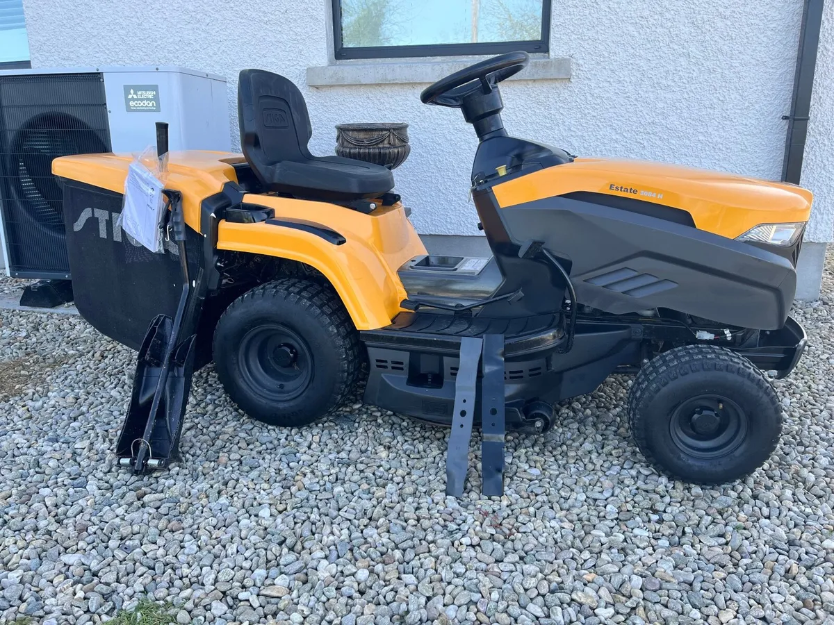 Stiga 36 inch twin cut  ride on lawnmower - Image 3