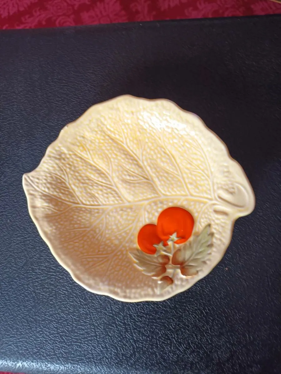 CROWN  DEVON  LETTUCE LEAF DISH - Image 1