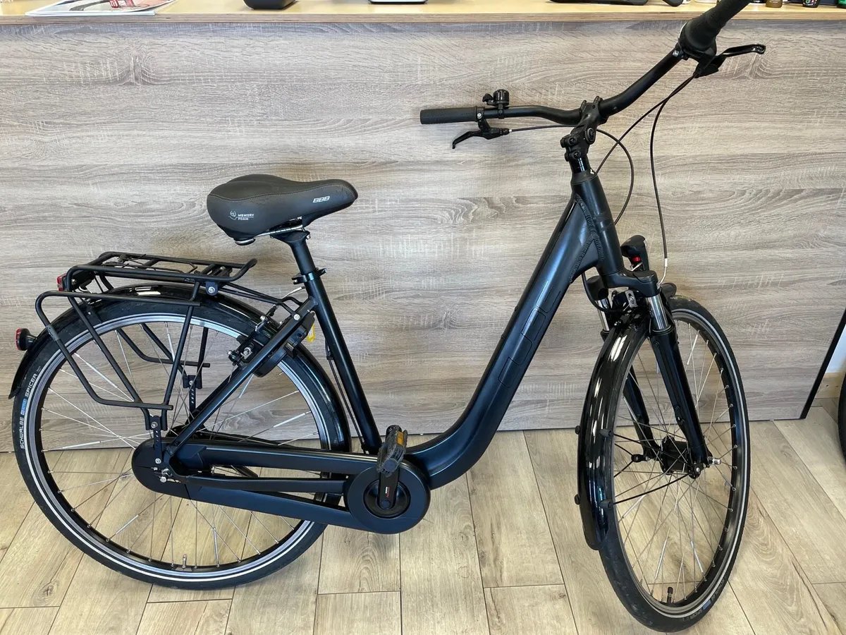 Cube city hybrid bike (As new) - Image 1