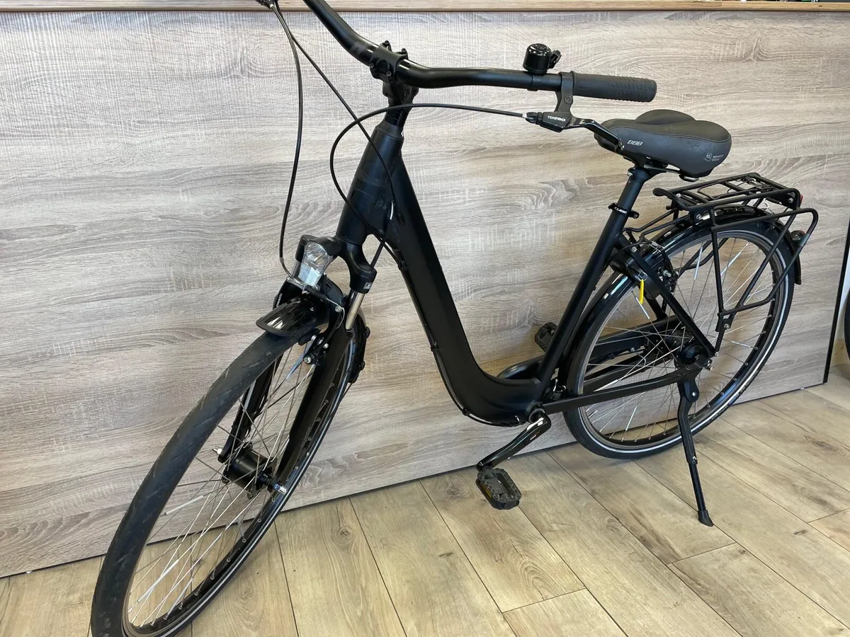 Cube city hybrid bike (As new) - Image 3