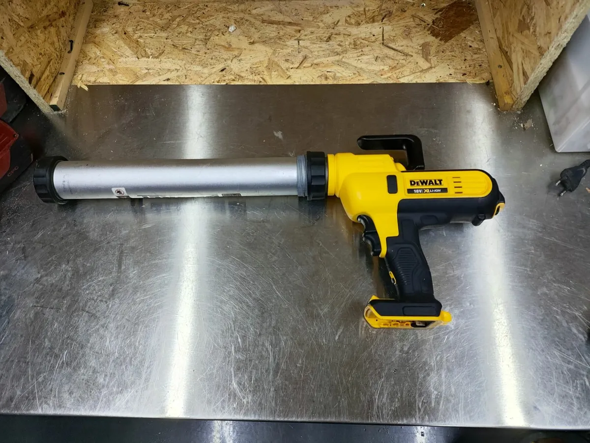 DeWalt dce580 sausage gun. Body only
