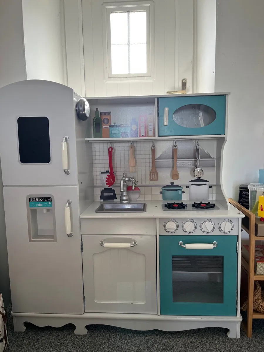 Child’s kitchen - Image 1
