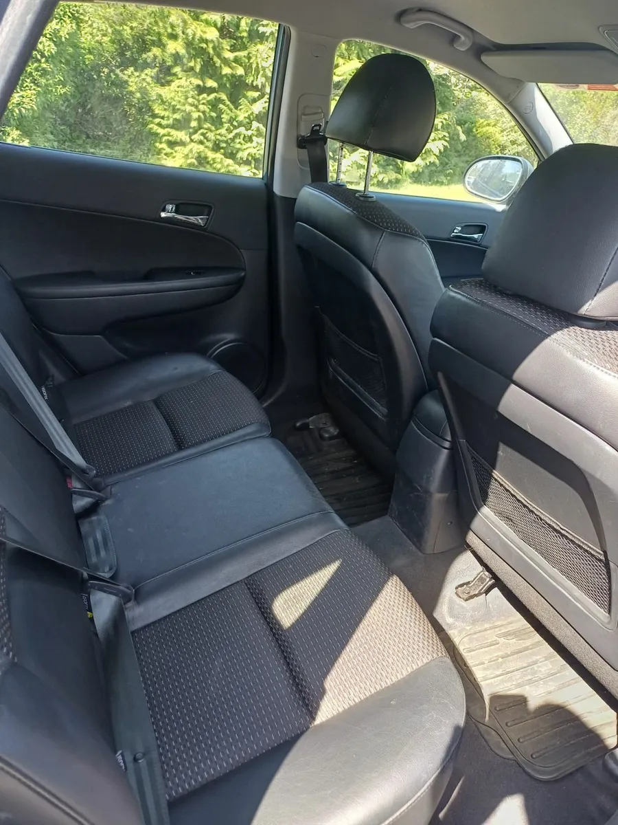 Hyundai i30 2010 - Image 2