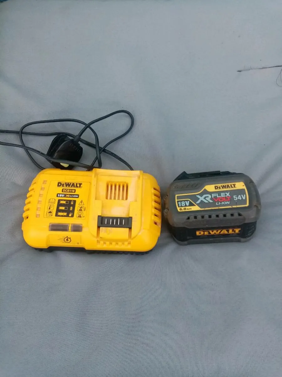 Dewalt Flexvolt 6Ah Battery and Charger - Image 1