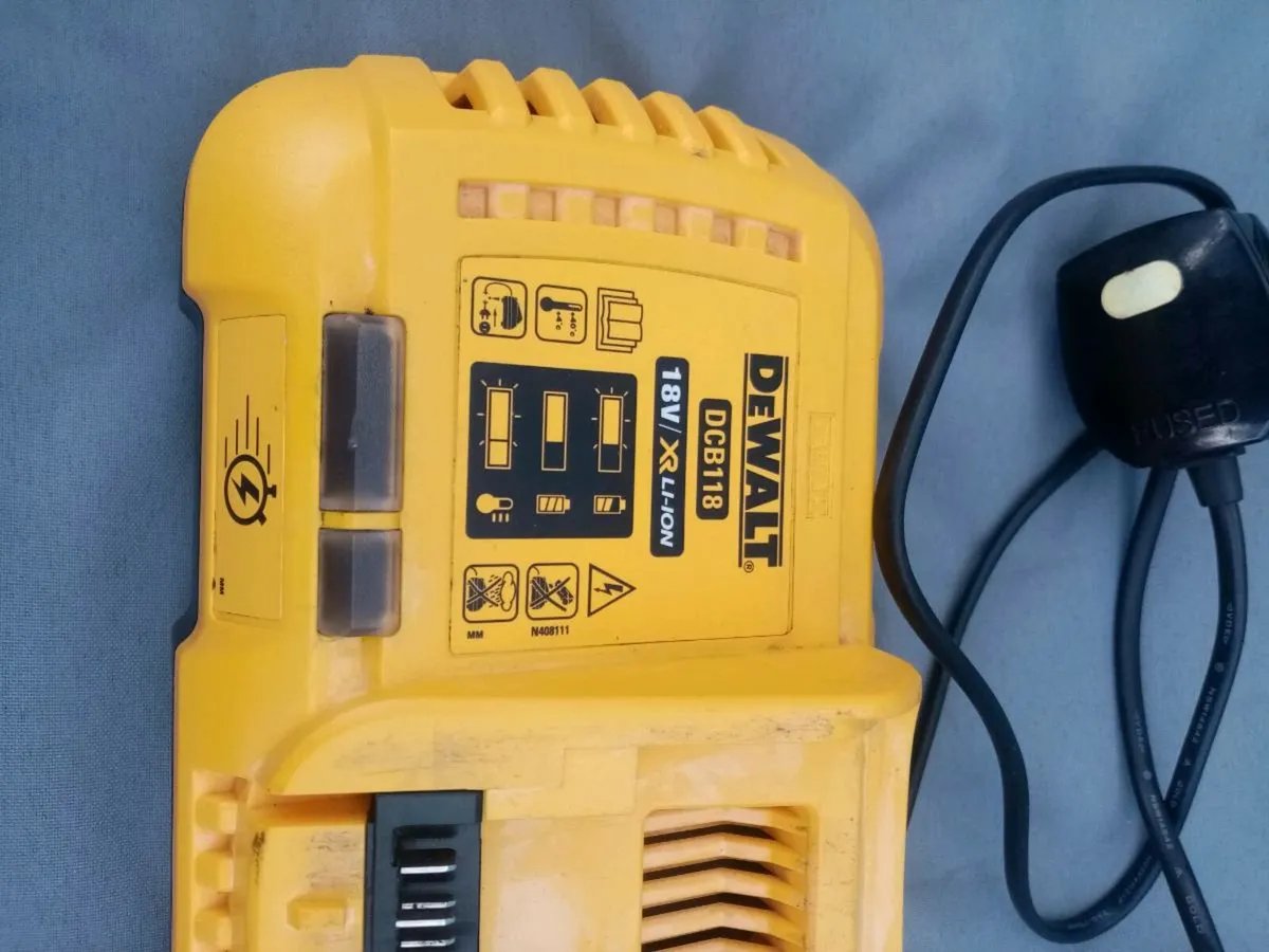 Dewalt Flexvolt 6Ah Battery and Charger - Image 2