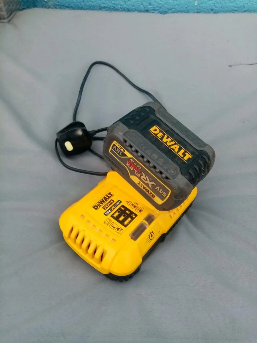 Dewalt Flexvolt 6Ah Battery and Charger - Image 4