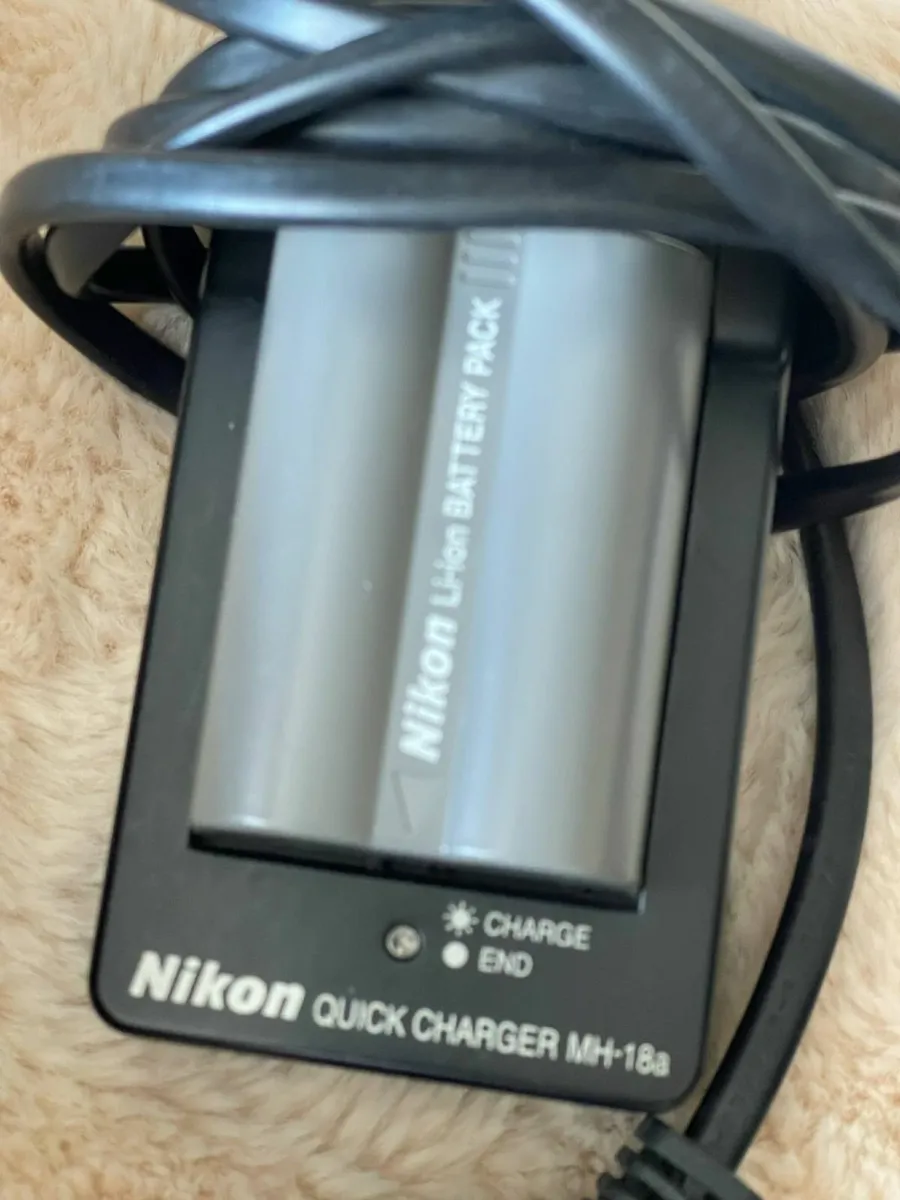 nikon d80  with 2 lens 2 batteries charger and bag - Image 2