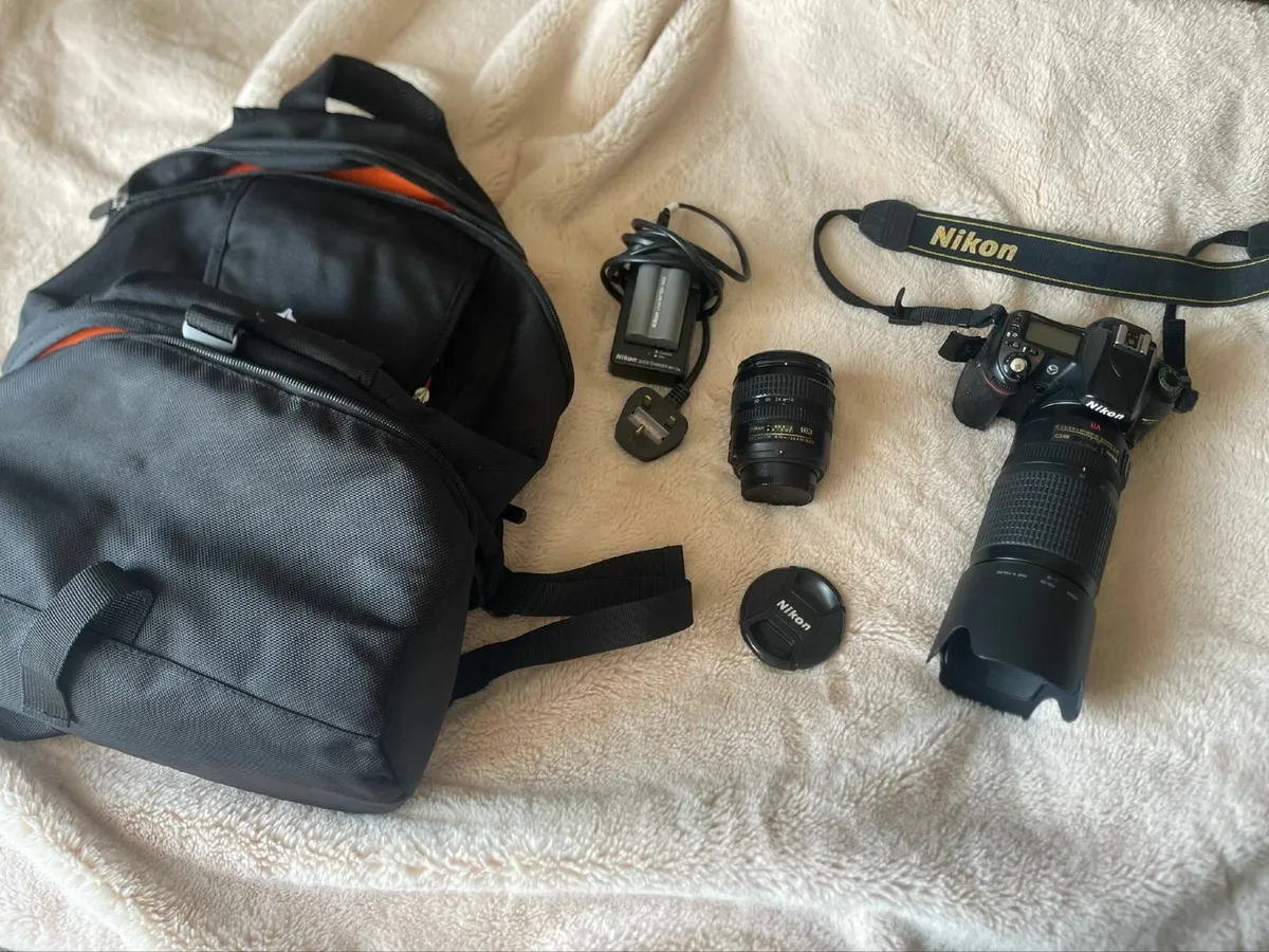 nikon d80  with 2 lens 2 batteries charger and bag - Image 1